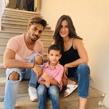 Katrina Kaif Is All Smiles With Her Two Favourite Boys In This Adorable Picture Katrina Kaif Hot Pics Katrina Kaif Photo Katrina Kaif
