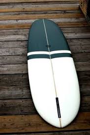 Le support se fixe sur le mur (il vous faudra 2 vis). 12 Idees De Planche De Surf En Bois Planche De Surf Planche De Surf En Bois Surf