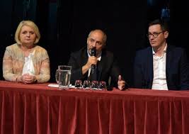 A fiatal angol egyetemista először csodálója, barátja majd szerelmese lesz, kettejük viszonyában,,barátaik, ismerőseik,kapcsolataiban, de elsősorban a kabaré műsoraiban feltárul egy. Kilenc Bemutatora Keszul A Vigszinhaz 2020 2021 Ben Markamonitor