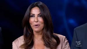 In questo nuovo video vi faccio vedere come potete tagliare i vostri capelli da sole senza richiedere. Sabrina Ferilli Debutta A Tu Si Que Vales 2019 Video Witty Tv