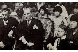 Ülkü, atatürk'ün çocuk sevgisinin bir simgesi oldu. Ankara Buyuksehir Belediyesi Ataturk Ve Cocuk Fotograf