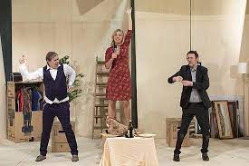 premiere von trennung frei haus mit katharina abt ingo naujoks sven martinek in der komodie im bayerischen hof munchen am 08 01 2020 rupture a domicile