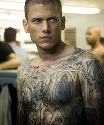 Episoadele sunt grupate în serii, fiind prezentate atât numele originale, în limba engleză, cât și numele în limba română, dar și datele în care au fost difuzate în sua și românia. Wentworth Miller Eroul Din Serialul Fenomen Prison Break A Implinit 40 De Ani Cum A Ajuns Unul Dintre Cei Mai Promitatori Tineri Scenaristi De La Hollywood Procinema Protv Ro