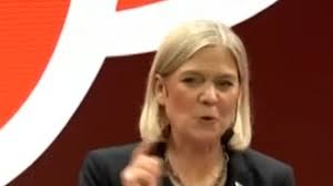 Magdalena Andersson håller tal på S valvaka