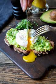 Pochiertes Ei Auf Bauernbrot Mit Avocado Madame Cuisine Rezept Pochiertes Ei Lebensmittel Essen Avocado