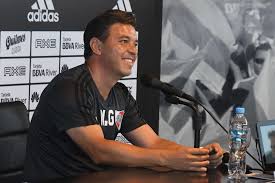 La palabra gallardo y gallardía no se utilizan mucho en la actualidad y aparecen en contexto muy formal o literario. Revivi La Conferencia De Prensa De Marcelo Gallardo Tyc Sports Prensa Revivir Encuentro
