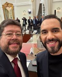 Encuentro 𝐃𝐨𝐫𝐢𝐚 𝐌𝐞𝐝𝐢𝐧𝐚 𝐬𝐞 𝐫𝐞𝐮́𝐧𝐞 𝐜𝐨𝐧 𝐁𝐮𝐤𝐞𝐥𝐞 𝐲  𝐩𝐫𝐨𝐩𝐨𝐧𝐞 𝐚𝐩𝐥𝐢𝐜𝐚𝐫 𝐞𝐧 𝐁𝐨𝐥𝐢𝐯𝐢𝐚 𝐞𝐥 𝐞𝐱𝐢𝐭𝐨𝐬𝐨  𝐦𝐨𝐝𝐞𝐥𝐨 𝐝𝐞 𝐬𝐞𝐠𝐮𝐫𝐢𝐝𝐚𝐝 𝐝𝐞 𝐄𝐥 𝐒𝐚𝐥𝐯𝐚𝐝𝐨𝐫 El  precandidato opositor Samuel Doria Medina ...