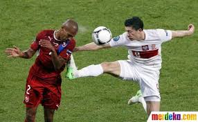 Álvaro morata silenced his critics by opening the scoring in the group e encounter in seville on saturday after coming under fire for his performance in a stalemate against … Aksi Striker Polandia Robert Lewandowski Kanan Berebut Bola Dengan Theodor Gebre Selassie Soccer Post Football Predictions Soccer