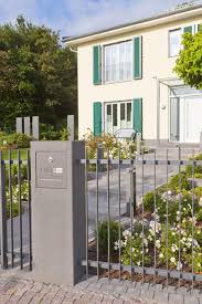 Unsere Pfeiler Eignen Sich Mit Aussparung Und Platz Fur Klingel Und Briefkasten Auch Perfekt Fur Ihren Eingangsbereic Eingangstor Design Hofeinfahrt Haus Aussen