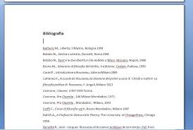 Ho notato che in alcuni casi viene scritto in corsivo (come si usa per i titoli dei libri) e in altri tra virgolette; Come Scrivere Una Bibliografia