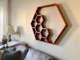 Par opposition, les tiges filetées lui donne son aspect moderne et épuré. 110 Idees De Etagere Bois En 2021 Deco Maison Idee De Decoration Decoration Maison