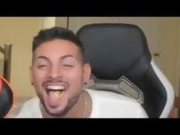  19  en 2021 junto con voraz un restaurante de hamburguesa crean la insta burger hecha de un medallón 100% a base de plantas, tomate, provolone, huevo a la plancha y salsa alioli cítrica. Coscu Riendose Youtube