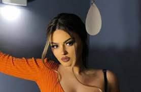 Basic education minister, angie motshekga, says her department is ready for schools to reopen on monday. Ein Paar Tage Nach Dem Tod Des Vaters Enca Macht Die Aktion Die Niemand Erwartet Hat Lajme Mk Nachrichten Aus Nordmakedonien