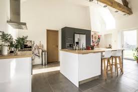 Réalisation d'une petit cuisine parallèle nordique fermée avec un évier encastré, un placard à porte shaker, des portes. Cuisine Scandinave Photos Et Idees Deco De Cuisines Fevrier 2021 Houzz Fr