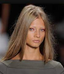 Julie nous raconte comment elle est passée d'un châtain foncé à un blond platine et si le résultat était au. Couleur De Cheveux Chatain Cendre Modele Tresse