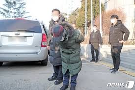 Does he think that he'll be forgiven that easily? F1ksnas09dki6m