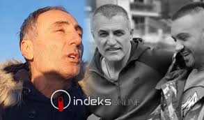 Ka korero te matua keke o Albert Krasniqi: E titiro ana tona tuakana ki te  pu i hokona e Albert, katahi ka puhipuhi