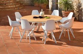 Vous pourrez l'associer à des chaises en simili pour accentuer l'effet brut et rustique ou des chaises en tissus de. Grande Table Ronde Repas En Teck Et Aluminium De La Collection Castor Mood Design