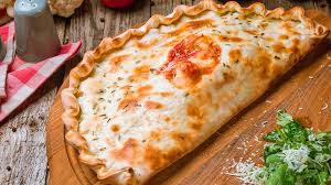 Calzone Gefullte Pizzatasche Mit Kase Salami Und Schinken Koch Mit Rezept In 2020 Calzone Pizza Taschen Pizzataschen