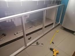 Dinding ketiga digunakan meletakkan peti sejuk atau pulau sudut. Ini Barang Barang Yang Anda Perlukan Untuk Diy Pintu Kabinet Dapur Aluminium Sendiri Impiana