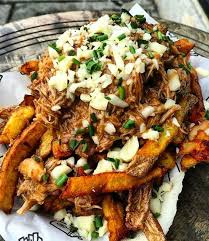 La Poutine Canada Il S Agit D Un Melange De Frites Avec De La Viande Et Du Fromage Plat Canadien Plat Typique Plat