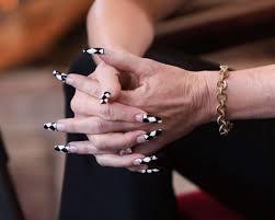 Gwen stefani the voice star's dazzling ring features a very large emerald cut diamond, with two additional diamonds on either side, and it is estimated to be worth a whopping $500,000. How Much Does Gwen Stefani S Engagement Ring From Blake Shelton Cost Photos