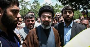 Filho de Khamenei surge como nome forte à sucessão, diz The New York Times