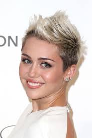 Miley cyrus debuted a very different look on sunday evening, with her super short hair! Miley Cyrus Flaunts A New Look Of With Short Blonde Hair Industry Global News24