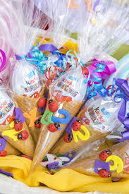 Mit Dieser Bastelidee Zum Ersten Schultag Vergeht Die Wartezeit Im Flug Kindergeburtstagsgeschenke Geschenkideen Geschenke Basteln
