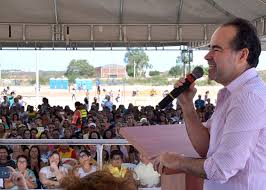 Resultado de imagem para Julio lossio abraÃ§ando o povo