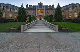 Amazon chief executive jeff bezos paid $165 million for david geffen's palatial beverly hills home, sources said. Jeff Bezos Buys David Geffen S 165 Million Los Angeles Estate