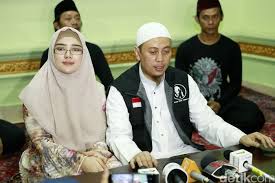 Namun keturunan nabi muhammad saw yang bukan dari hadramaut umunya memakai gelar sayyid atau syarif. Marsha Timothy Zulfa Maharani Hingga Penampakan Rambut Nabi Muhammad Saw