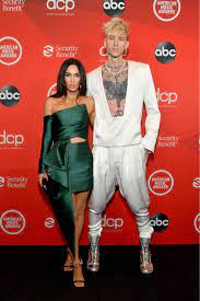(lyrical lemonade/vevo) in the papercuts video, mgk appears at various points with his 'bald' head, which featured a. Machine Gun Kelly Megan Fox Hilft Ihm Aus Dem Drogensumpf Gala De