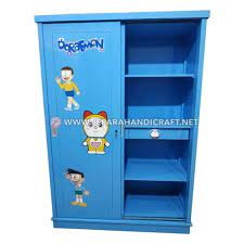 Lemari pakaian anak minimalis sederhana jual lemaei baju untuk anak model minimalis dan desain sederhana dengan harga murah dan berkualitas, pembuatan lemari ini kami kerjakan langsung di jepara, dengan bahan baku utama kayu mahony dan finising cat duco warna ivory, lemari anak ini memiliki 2 pintu dengan bukaan pintu biasa. Jual Lemari Pakaian Anak Karakter Doraemon 2 Pintu Jepara