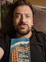 Miasto Whittier na Alasce znane jest z tego, że prawie cała jego populacja  mieszka w jednym budynku mieszkalnym. Budynek nosi nazwę Begich Towers i  jest to 14-piętrowy kompleks apartamentów, w którym mieszka