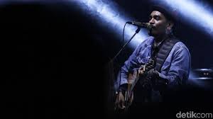 C mungkin saja e am cinta kan menghilang selamanya gm c f c/e dan semua yang tersisa hanyalah air mata dm g hanya air mata cinta. Lirik Dan Chord Lagu Akhir Cerita Cinta Dari Glenn Fredly