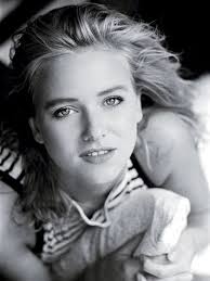 Naomi Watts (Naomi Ellen Watts, 28 Σεπτεμβρίου 1968) είναι Βρετανό-Αυστραλή  ηθοποιός. Ξεκίνησε την καριέρα της στην Αυστραλιανή τηλεόραση, όπου  εμφανίστηκε σε σειρές όπως τις Hey Dad..! (1990), Brides of Christ (1991)  και