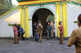 Senin, 10 mei 2021 di sumenep cuaca pola akan sama: Hari Pertama Dinas Bupati Masuk Keraton Sumenep Lewat Labang Mesem Beritajatim Com