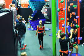 Testa sky rider, twister, ninjabana, soft parkour, vr, clip 'n climb eller game zone. Sasongsavslutningar Jumpyard