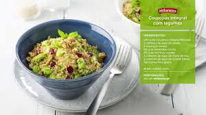 Despre diferențele dintre cuscus (couscous sau cous cous) și bulgur am povestit pe larg aici, în cadrul rețetei de bulgur cu roșii, usturoi și busuioc. Couscous Integral Com Legumes Youtube