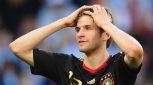 Müller strzelił w tym meczu gola, a bayern przeszedł do ćwierćfinału z wynikiem dwumeczu 12:1. Wm 2010 Thomas Muller Ein Witz Verhindert Das Halbfinale Sport Sz De