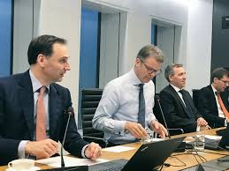 Wir sind deutschlands führende bank mit globalem netzwerk und fest verwurzelt in europa. Jorg Eigendorf On Twitter Final Preparation Prior To The Analyst Call James Von Moltke Christian Sewing And Our Head Of Investor Relations James Rivett Dbresults Https T Co Yhzwjjmvys