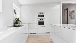 A white bedroom also offers you a blank slate to have fun with so many pretty bedroom decorating ideas, from bedroom wall décor ideas to bedroom curtain ideas. Fabulous White Home Decor Ideas Smashing Diy Design