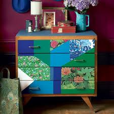 Meuble relooké avec du papier peint cole & son. Customiser Une Commode Avec Du Papier Marie Claire