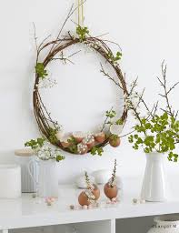 Https Magazine Laruchequiditoui Fr Deco De Paques Decrochez Le Coquetier Deco Paques Couronne Paques Paques