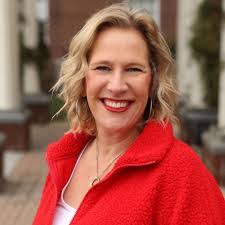 Lorena Myers's Instagram, Twitter & Facebook