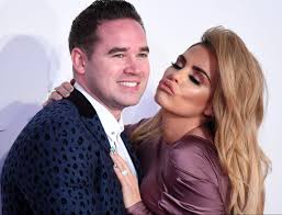 Katie price was born on 22nd may in the year 1978, in brighton, east sussex, england, uk. Katie Price Husbands How Many Times Has She Been Married