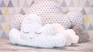Une idée de tour de lit de déco, pour habiller le lit de bébé. Tuto Diy Coussin Nuage Youtube