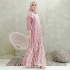 Model gamis ini memperlihatkan kesan elegan bahkan mewah sebab brokat yang menghiasi busana tersebut. 7 Keistimewaan Gamis Wanita Yang Dibuat Dari Kain Brokat