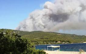 Η φωτιά καίει δίπλα σε σπίτια, μπαίνοντας στον οικισμό, με τους ανέμους να πνέουν ισχυροί. 11gia 2sevolzm